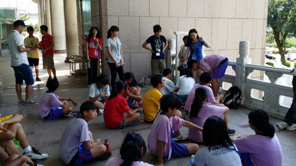 圖書館前參與小組遊戲