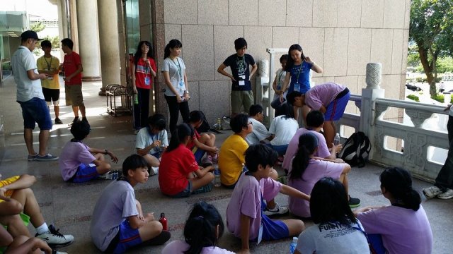 圖書館前參與小組遊戲